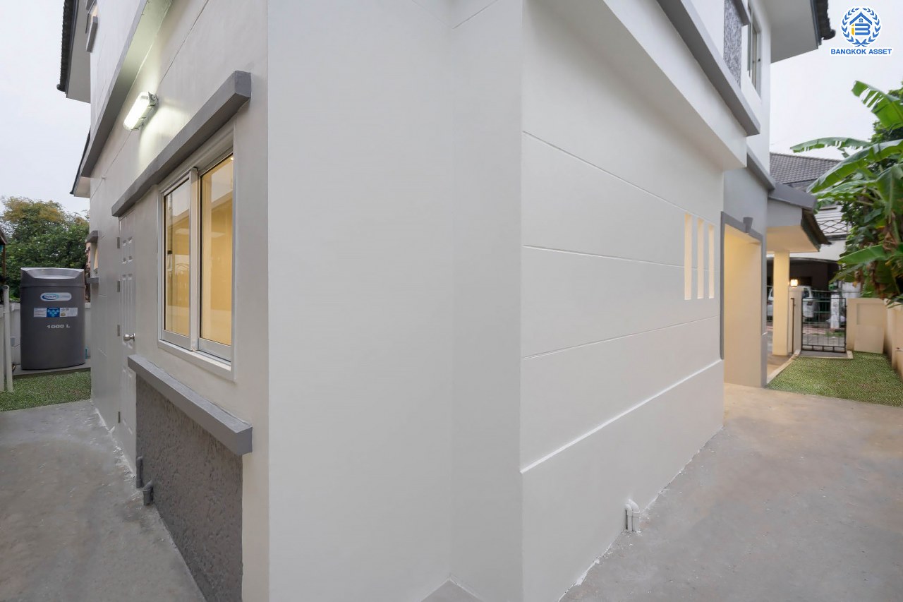 บ้านมือสองตกแต่งใหม่ ม.เพชรวัฒนะ เลียบคลองประปา บ้านเดี่ยวเนื้อที่ 50 ตร.ว. ฟังก์ชันพร้อม 3 ห้องนอน 3 ห้องน้ำ จอดรถได้ 2 คัน บนทำเลเชื่อมต่อแจ้งวัฒนะ, ถนนศรีสมาน, ถนนสรงประภา เดินทางสะดวก ใกล้ทางด่วน "อุตราภิมุข" และรถไฟฟ้าสายสีแดง "สถานีหลักสี่"